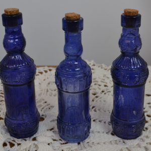 Fioles en verre bleues de La maison de Carine