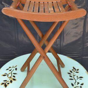 Tabouret en bois pliant de La maison de Carine