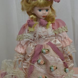 Poupée en porcelaine de La maison de Carine