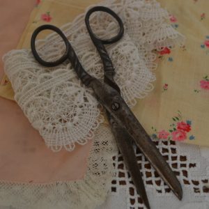 Paire de ciseaux anciens de La maison de Carine