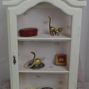 Petite vitrine relookée Shabby de La maison de Carine