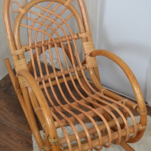Fauteuil à bascule en rotin enfant de La maison de Carine