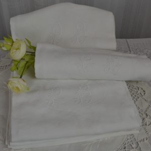 Serviettes de table anciennes monogrammées de La maison de Carine