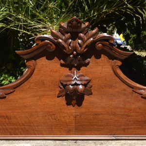 Ancien fronton en bois de La maison de Carine
