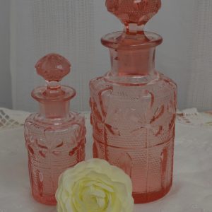 Flacons de parfum en verre rose de La maison de Carine