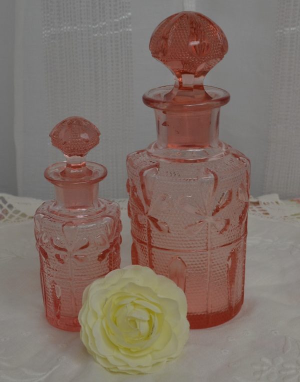 Flacons de parfum en verre rose de La maison de Carine