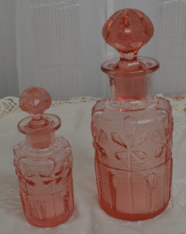 Flacons de parfum en verre rose de La maison de Carine_1