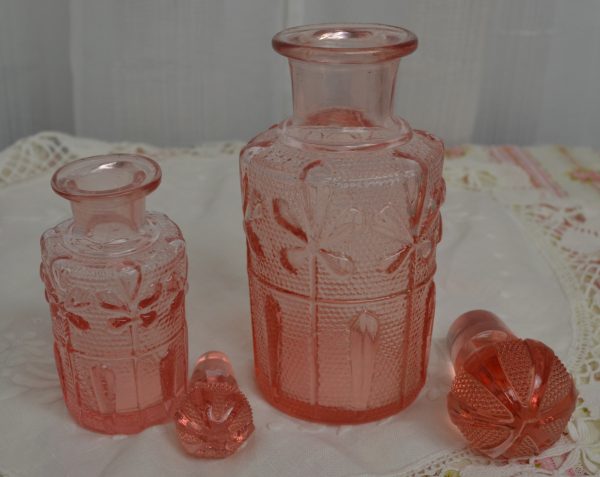 Flacons de parfum en verre rose de La maison de Carine_2