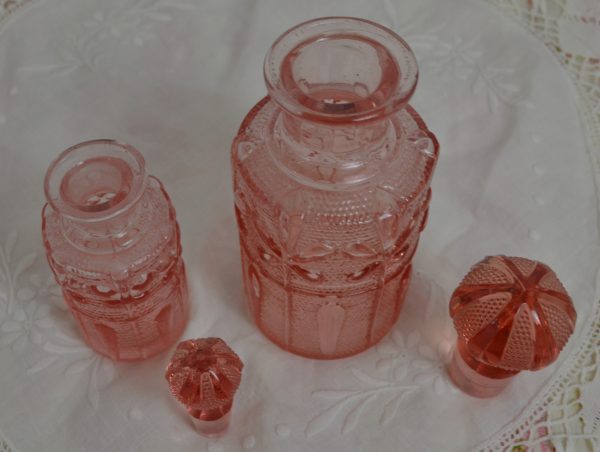 Flacons de parfum en verre rose de La maison de Carine_5