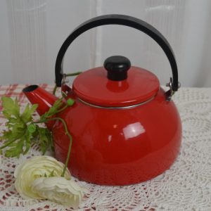Bouilloire émaillée vintage de la maison de Carine