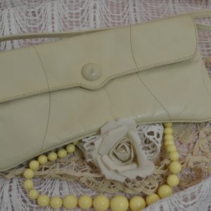 pochette ou petit sac en cuir shabby de La maison de Carine