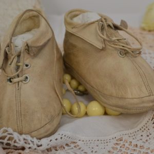 Chaussures enfants cuir anciennes de La maison de Carine