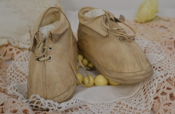 Chaussures enfants cuir anciennes de La maison de Carine