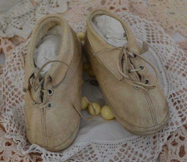 Chaussures enfants cuir anciennes de La maison de Carine_1