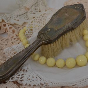 Brosse à cheveux métal argenté ancienne de La maison de Carine
