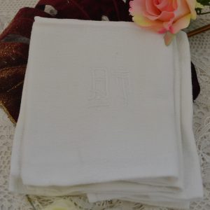 Anciennes serviettes de table monogrammées de La maison de Carine