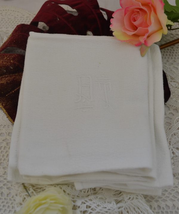 Anciennes serviettes de table monogrammées de La maison de Carine