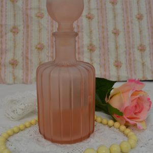 Ancien flacon de parfum verre rose de La maison de Carine