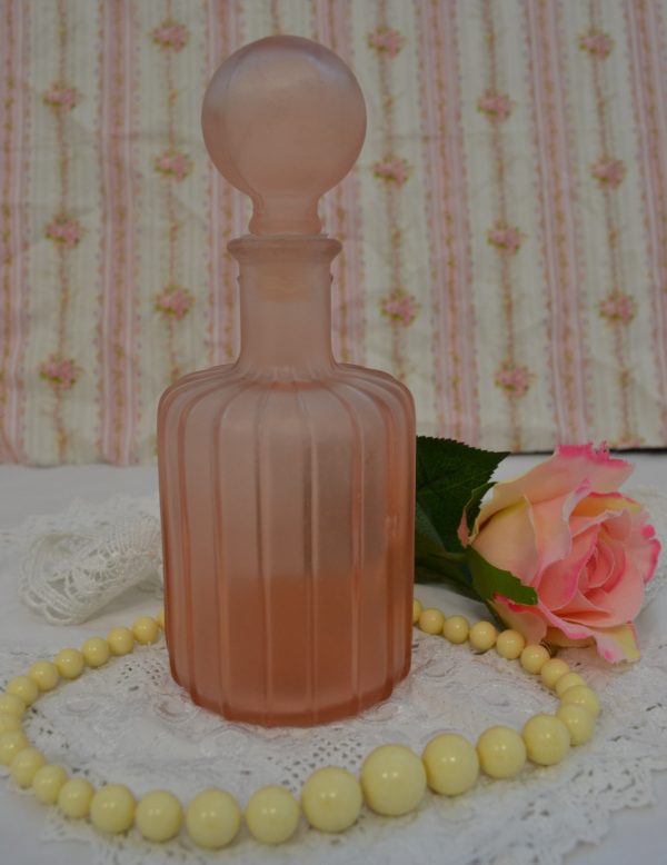 Ancien flacon de parfum verre rose de La maison de Carine