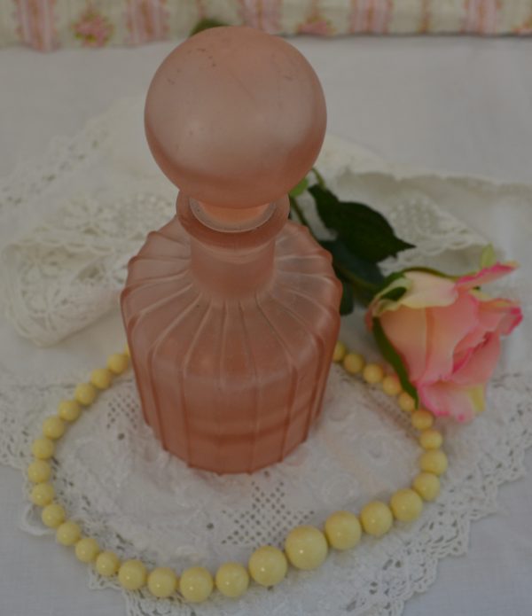 Ancien flacon de parfum verre rose de La maison de Carine_1