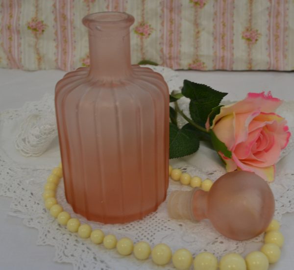 Ancien flacon de parfum verre rose de La maison de Carine_3