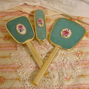 Miroir brosse à cheveux et à vêtements de La maison de Carine