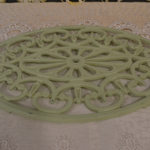 Dessous de plat ovale en aluminium vert de La maison de Carine