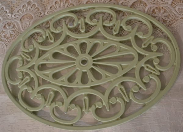 Dessous de plat ovale en aluminium vert de La maison de Carine_1