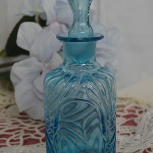 Flacon de parfum en verre bleu de La maison de Carine
