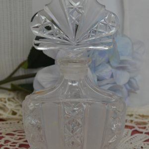 Flacon de parfum en verre transparent de La maison de Carine