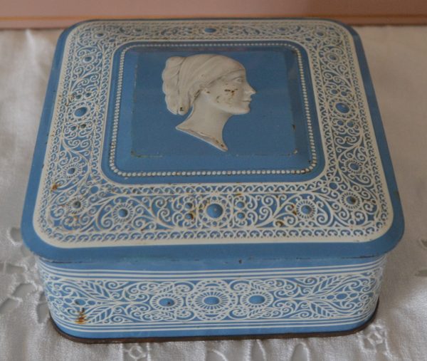 Boite en métal décorative de La maison de Carine