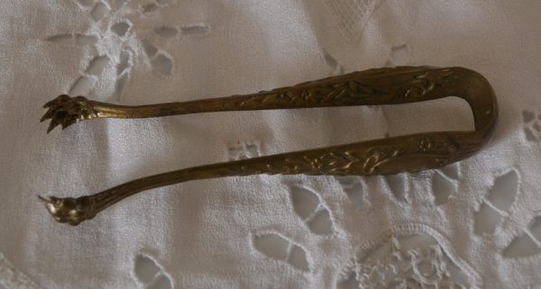 Pince à sucre pattes de lion en métal doré de La maison de Carine_1