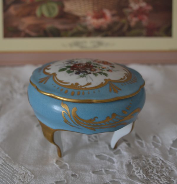 Bonbonnière porcelaine de Limoges peinte à la main de La maison de Carine